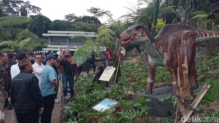 Replika Dinosaurus di wahana Dino Ranch Taman Rekreasi Selecta Kota Batu.