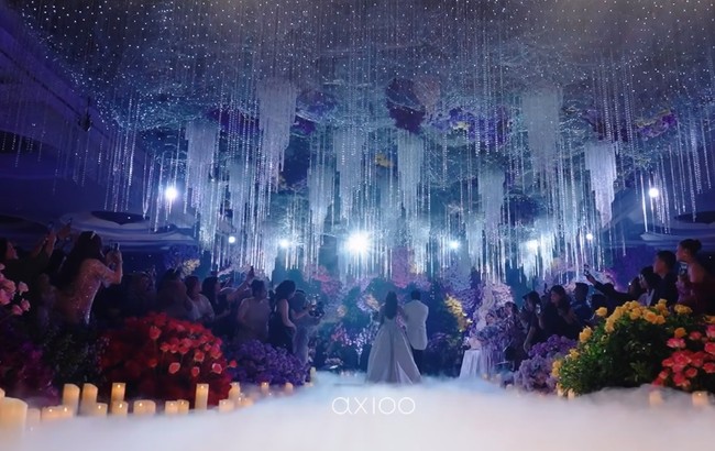 Mahalini dan Rizky Febian menikah pada 5 Mei 2024. Resepsi pernikahannya digelar mewah dengan gaun pengantin rancangan desainer Hian Tjen. Dekorasi resepsi yang penuh bunga menambah kemewahan. Foto: Instagram @mahaliniraharja