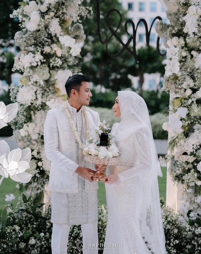 Melody Prima dan Ilham Prawira menggelar pernikahan pada 25 Mei 2024 di Fairmont Jakarta. Dekorasinya dibuat mewah dan clean dengan nuansa warna putih. Foto: Instagram @melodyprima