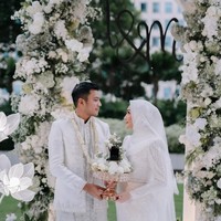 Melody Prima dan Ilham Prawira menggelar pernikahan pada 25 Mei 2024 di Fairmont Jakarta. Dekorasinya dibuat mewah dan clean dengan nuansa warna putih. Foto: Instagram @melodyprima