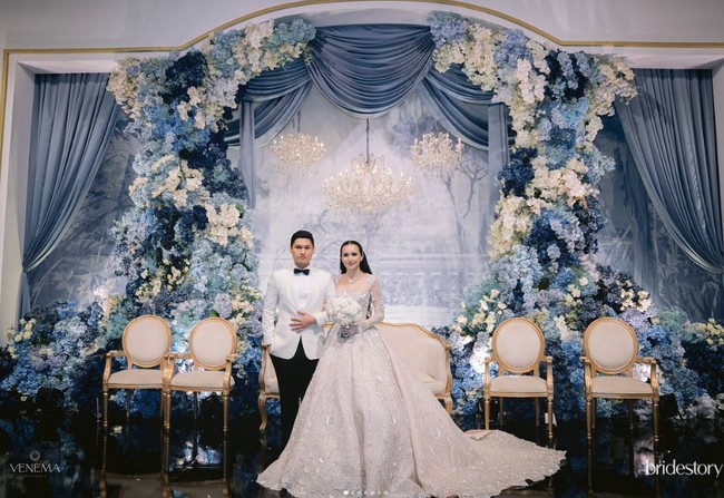 Beby Tshabina dan Rizki Natakusumah menikah pada 23 Juni 2024 dengan konsep resepsi bertema international wedding. Beby tampak cantik dengan ball gown yang mewah dan elegan. Foto: Instagram @bebytsabina