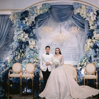 Beby Tshabina dan Rizki Natakusumah menikah pada 23 Juni 2024 dengan konsep resepsi bertema international wedding. Beby tampak cantik dengan ball gown yang mewah dan elegan. Foto: Instagram @bebytsabina