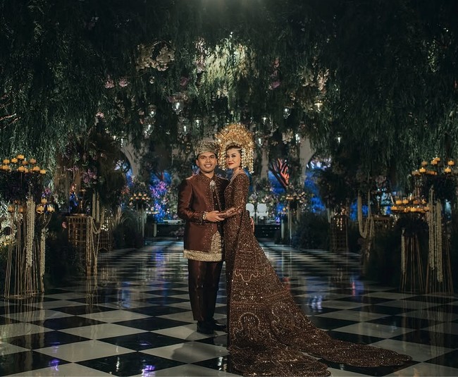 Thariq Halilintar dan Aaliyah Massaid resmi menikah pada 26 Juli 2024. Keduanya menggelar pernikahan dengan konsep adat Minangkabau yang penuh kemewahan. Foto: Instagram @aaliyah.massaid 