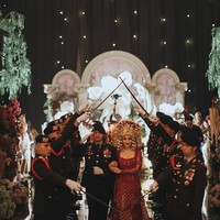 Febby Rastanty dan Drajad Djumantara juga memiliki resepsi pernikahan mewah dengan adat Minangkabu dan pedang pora militer. Foto: Instagram @febbyrastanty