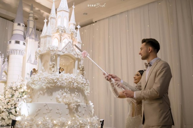 Sarah Keihl dan Kilian Poter menikah pada awal tahun 2024, tepatnya 27 Januari 2024. Mengusung tema istana, pernikahannya berlangsung mewah di JW Marriott, Jakarta. Foto: Instagram @sarahkeihl/@awephoto_