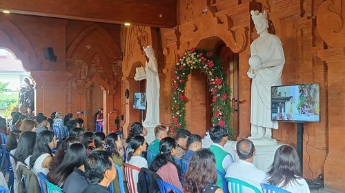 Ribuan umat Katolik mengikuti ibadah Natal di Gereja Katedral Roh Kudus Denpasar, Rabu (25/12/2024). (Karsiani Putri/detikBali)