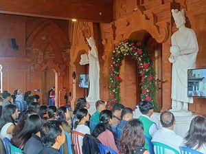 Ribuan Umat di Gereja Katedral Denpasar Khusyuk Beribadah Natal meski Hujan