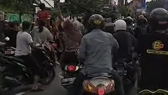 Ribut antara rombongan pengantar jenazah dengan pengendara lain di Jalan AP Pettarani, Makassar, Rabu (25/12/2024).
