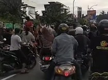 Pengantar Jenazah-Pengendara Ribut di Pettarani Makassar gegara Geber Motor