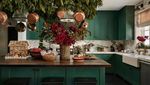 Menengok Mewahnya Dekorasi Natal di Rumah Vintage Kendall Jenner