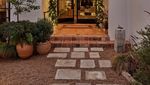 Menengok Mewahnya Dekorasi Natal di Rumah Vintage Kendall Jenner