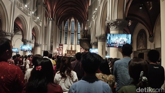 Sebanyak 8.500 jemaat umat Katolik menghadiri misa Natal 2024 di Gereja Katedral Jakarta.  (Fawdi/detikcom).
