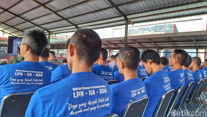 Sejumlah warga binaan saat menerima remisi Natal di Lapas Narkotika kelas IIA Jelekong Bandung mendapatkan remisi, Rabu (25/12/2024).