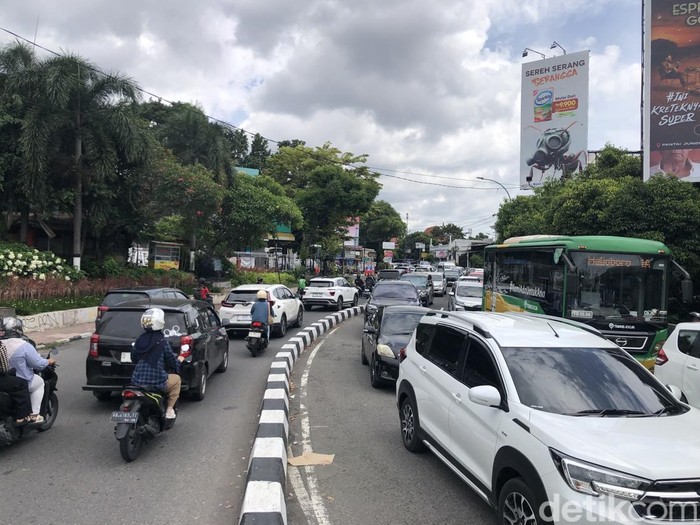 Situasi lalu lintas di Malioboro dan sekitarnya siang ini (25/12).