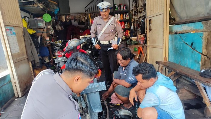 Sosialisasi knalpot brong di kawasan Tanjung Perak saat diberi sosialisasi soal knalpot brong.