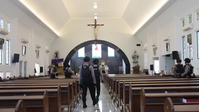 Sterilisasi Gereja Santo Mikael jelang Natal yang dilakukan Sat Samapta Polres Pelabuhan Tanjung Perak