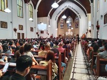 Video: Momen Misa Natal Pontifikal di Gereja Katedral Dipenuhi Jemaat