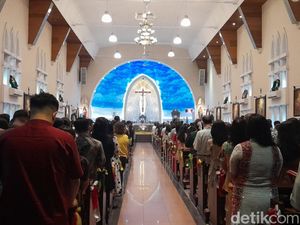 Dihadiri Ribuan Jemaat, Misa Natal di Gereja Katedral Medan Berjalan Khidmat