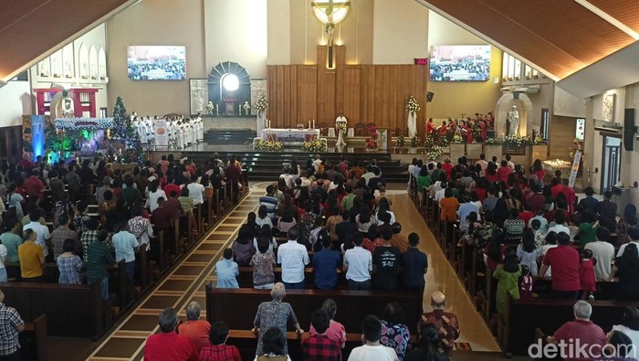 Suasana Misa Natal 2024 di Gereja Katolik Paroki Santa Yoseph Palembang, Rabu (25/12/2024).