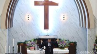 Ibadah misa hari raya Natal ini dilakukan pada Rabu, 25 Desember 2024. Pelaksanaannya dimulai sejak pagi dan berlangsung di satu hingga dua sesi, sesuai kebijakan gereja.