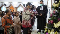 Namun, umumnya untuk perayaan Natal berlangsung lebih lama dari misa-misa reguler. Misa Natal biasanya dilaksanakan selama 2 hingga 3 jam di setiap sesi. Adapun misa Natal lebih lama dilaksanakan dibandingkan misa biasa yakni karena adanya elemen tambahan pada liturgi.