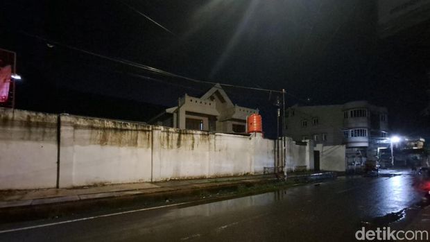 Suasana rumah Annar Salahuddin Sampetoding alias ASS di Jalan Sunu 3, Makassar.