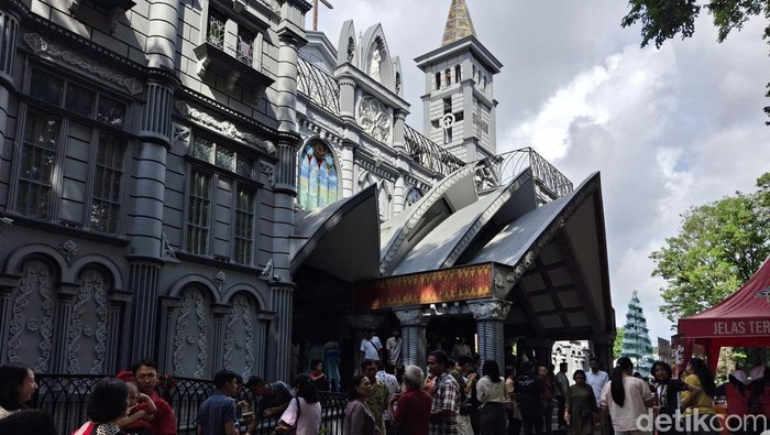 Suasana saat umat Katolik saat melaksanakan Misa Natal 2024 di Gereja Katedral Santa Maria Palembang