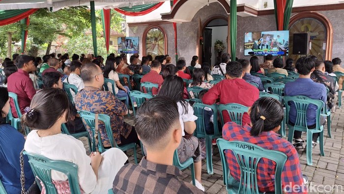 Suasana saat umat Kristen Protestan melakukan Misa Natal di GPIB Immanuel Palembang