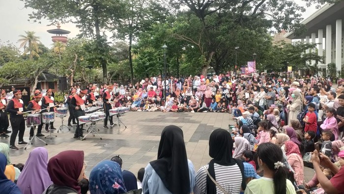 Taman Mini Indonesia Indah (TMII) menjadi salah satu tempat wisata di kawasan Jakarta Timur yang menjadi pilihan masyarakat. Di momen Natal kali ini, setidaknya 17 ribu pengunjung memilih berlibur di TMII.