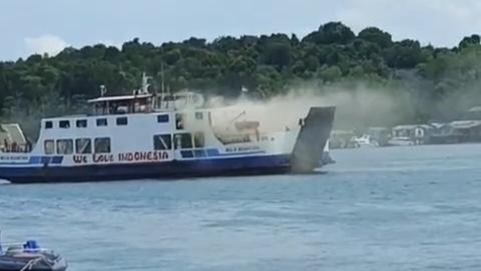 Tangkapan layar kapal Roro Mulia Nusantara, terbakar saat bersandar di pelabuhan ASDP Batam. (Foto: Istimewa)