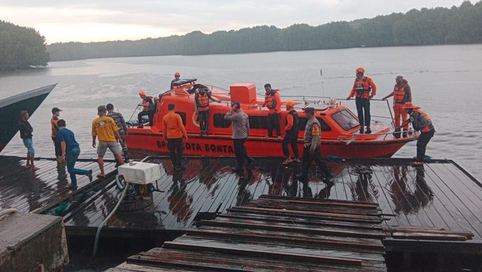 Tim gabungan yang terdiri dari Basarnas, BPBD, dan Polairud Polres Bontang mengevakuasi seorang korban selamat dari kapal yang tenggelam di wilayah perairan sekitar Bontang sekitar pukul 16.40 WITA, Senin (23/12).