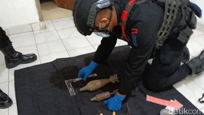 Tim Jibom sisir rumah di Jaksel TKP penemuan benda diduga mortir. (Dok. ist)