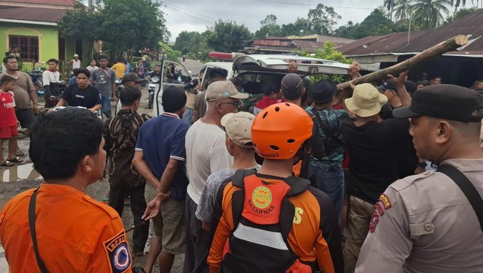 Tim SAR menemukan jasad korban yang hanyut di Simalungun (Foto: Dok. Istimewa)
