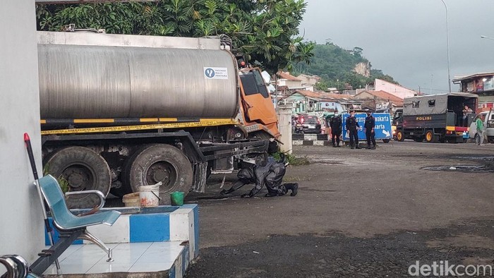 Tim Unit Kimia Biologi dan Radioaktif Gegana Polda Jabar ambil sampel zat kimia yang tumpah di Padalarang.