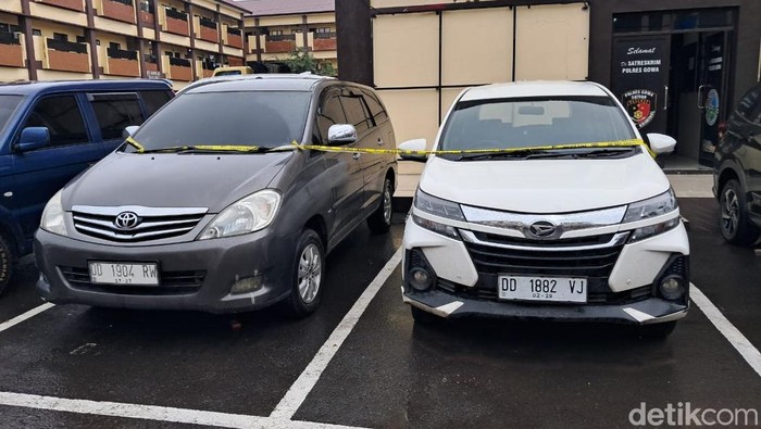 Toyota Kijang Innova yang merupakan mobil dinas Kepala Perpustakaan UIN Alauddin nonaktif Andi Ibrahim di halaman Mapolres Gowa.