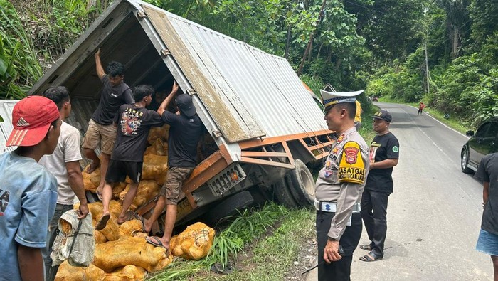 Truk boks muatan kelapa terguling usai tak kuat menanjak