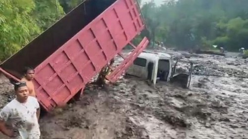 Truk galian C yang terseret banjir bandang di wilayah Untalan, Desa Jungutan, Kecamatan Bebandem, Kabupaten Karangasem, Rabu (25/12/2024). (Istimewa)