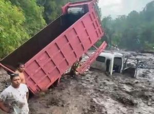 Truk Galian C dan Motor Hanyut Diterjang Banjir Bandang di Karangasem