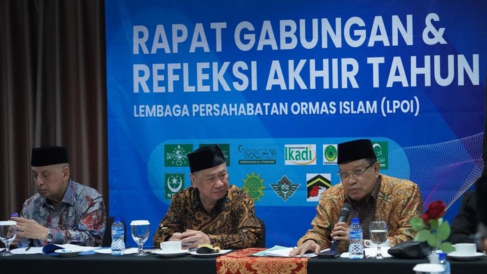 Ulama LPOI Minta Pemerintah Turunkan Pajak Ketua Umum LPOIΒ Said Aqil Siroj bersama ulama LPOI memberikan keterangan pers di Jakarta, Rabu (25/12/2024).