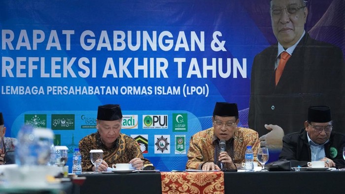 Ketua Umum LPOI Said Aqil Siroj bersama ulama LPOI memberikan keterangan pers di Jakarta, Rabu (25/12/2024).