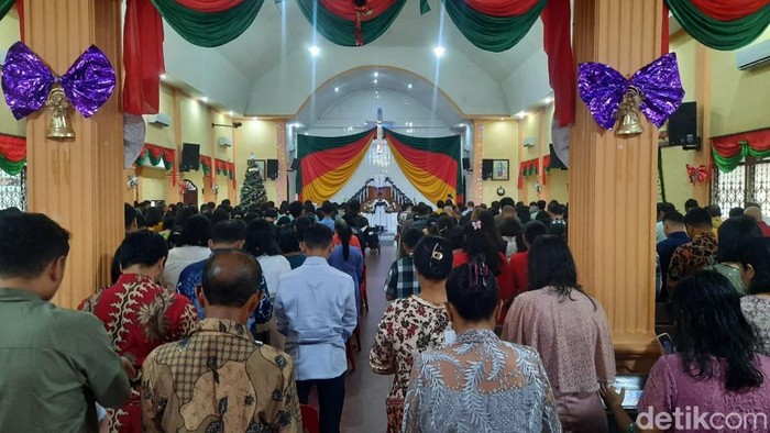 Umat Kristiani mengikuti ibadah perayaan Natal di HKBP Tegal Rejo Jalan Sehati, Medan, dengan khidmat. (Foto: Felicia Gisela Br Sihite/detikSumut).