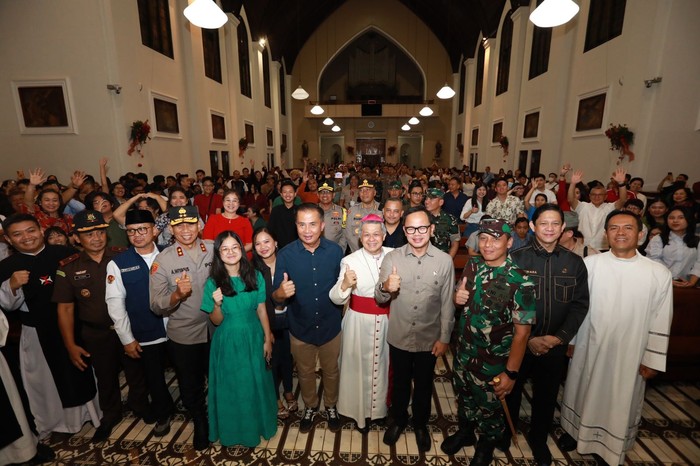 Wakil Menteri Dalam Negeri (Wamendagri) Bima Arya Sugiarto meninjau sejumlah gereja di Bandung, Jawa Barat (Jabar), Selasa (24/12).