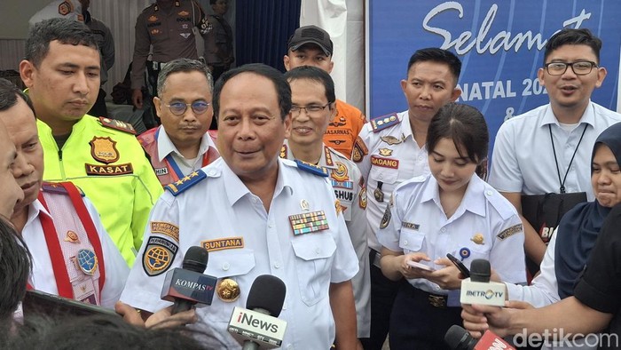 Wakil Menteri Perhubungan (Wamenhub) Suntana menyoroti kondisi jalur alternatif di kawasan Puncak, Bogor, Jawa Barat. (Solihin/detikcom).
