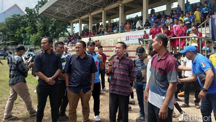 Wali Kota Palembang terpilih Ratu Dewa meninjau turnamen U 12 yang dilakukan Askot PSSI Kota Palembang