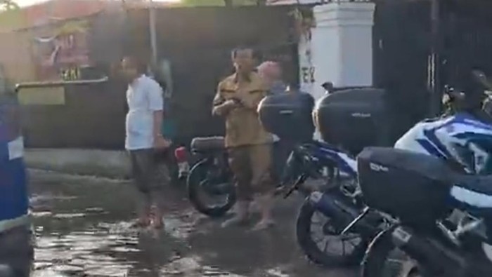 Walkot Eri sidak lokasi banjir di Surabaya hingga pagi hari.