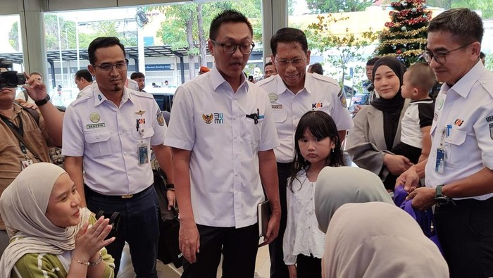 Wamen BUMN meninjau arus mudik libur nataru di Stasiun Pasar Senen.