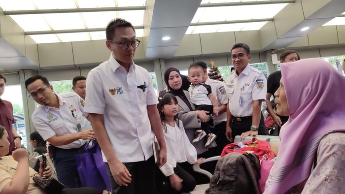 Wamen BUMN meninjau arus mudik libur nataru di Stasiun Pasar Senen.