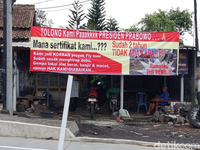 Warga protes soal sertifikat tanah atas dampak pembangunan flyover dan semi underpass Canguk, Kota Magelang, Rabu (25/12/2024).