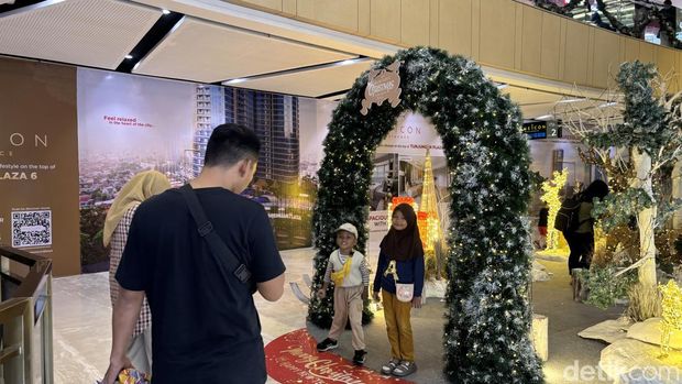 Warga Surabaya serbu mal saat libur Natal