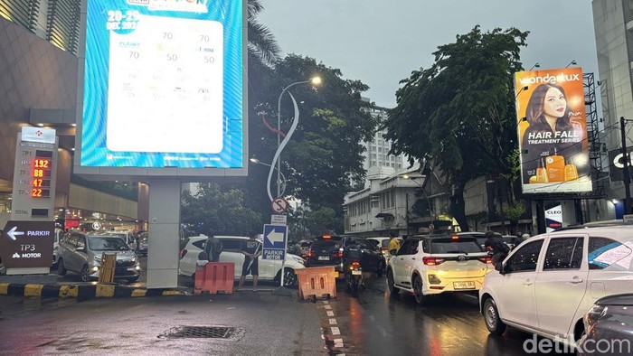 Warga Surabaya serbu mal saat libur Natal